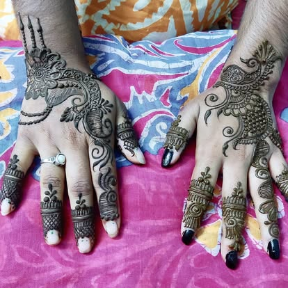 Delicate paisley back-hand mehndi